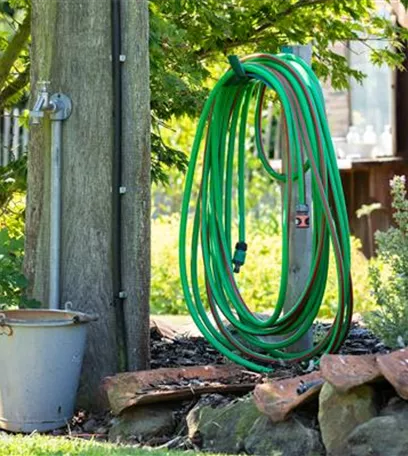 Sommer, Sonne, Abkühlung: eine Gartendusche für den Sommer