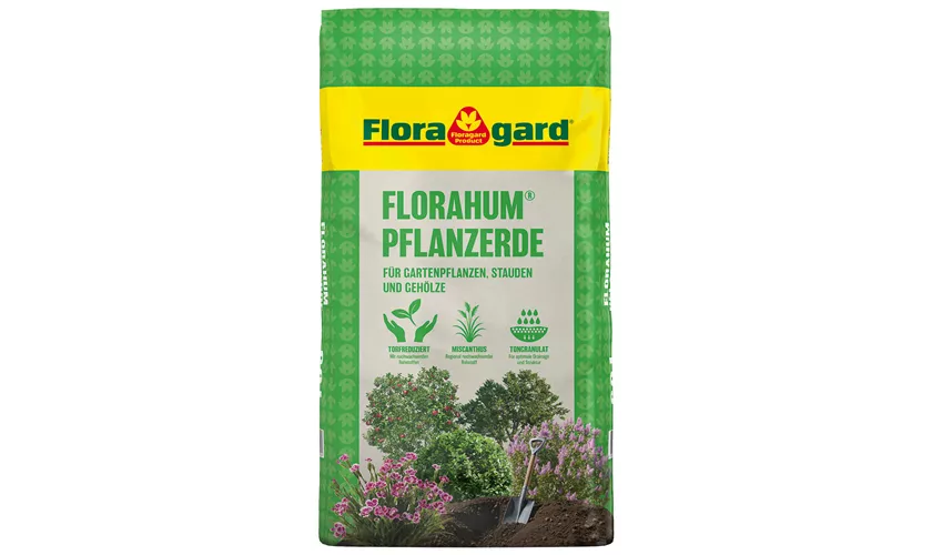 Spezialerde für Pflanzarbeiten im Gartenbeet